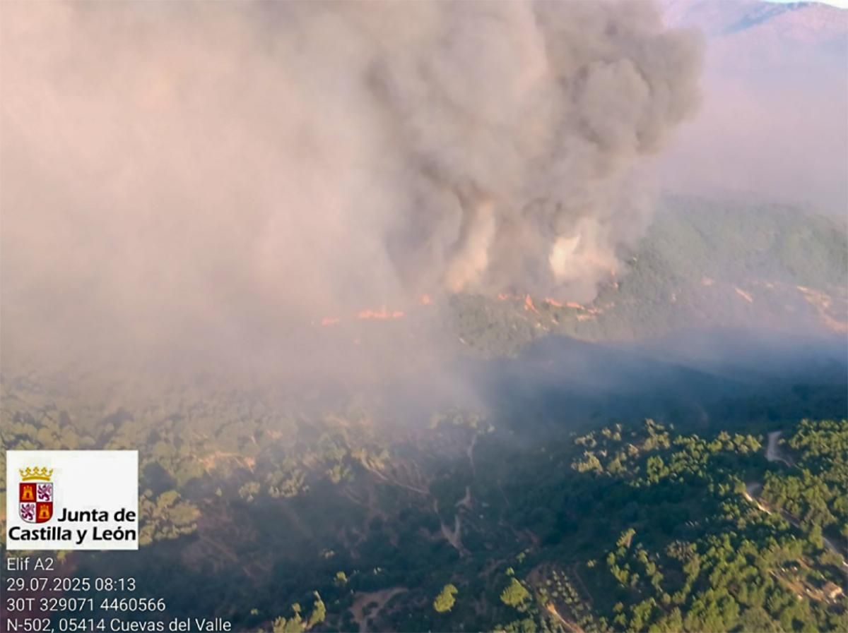 El fuego del sur de Ávila encara la noche con leve mejoría en la lucha para estabilizarlo