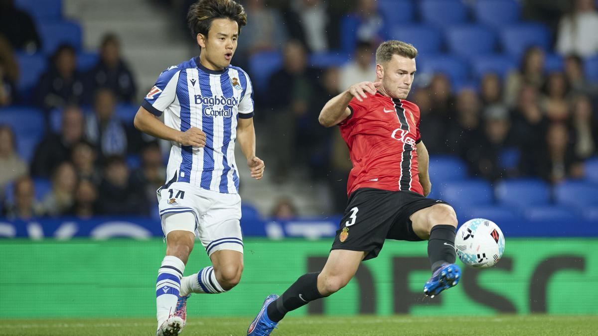 Takefusa Kubo of Real Sociedad competes for the ball with Toni Lato of RCD Mallorca during the LaLiga EA Sports match between Real Sociedad and RCD Mallorca at Anoeta on September 24, 2025, in San Sebastian, Spain. AFP7 24/09/2025 ONLY FOR USE IN SPAIN. Ricardo Larreina / AFP7 / Europa Press;2025;SPAIN;SPORT;ZSPORT;SOCCER;ZSOCCER;Real Sociedad v RCD Mallorca - La Liga EA Sports;