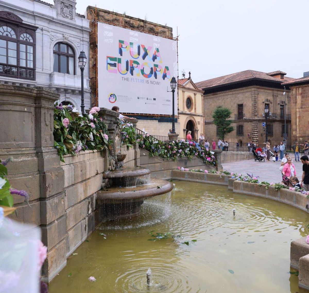 La fuente enramada de la plaza de la Catedral.