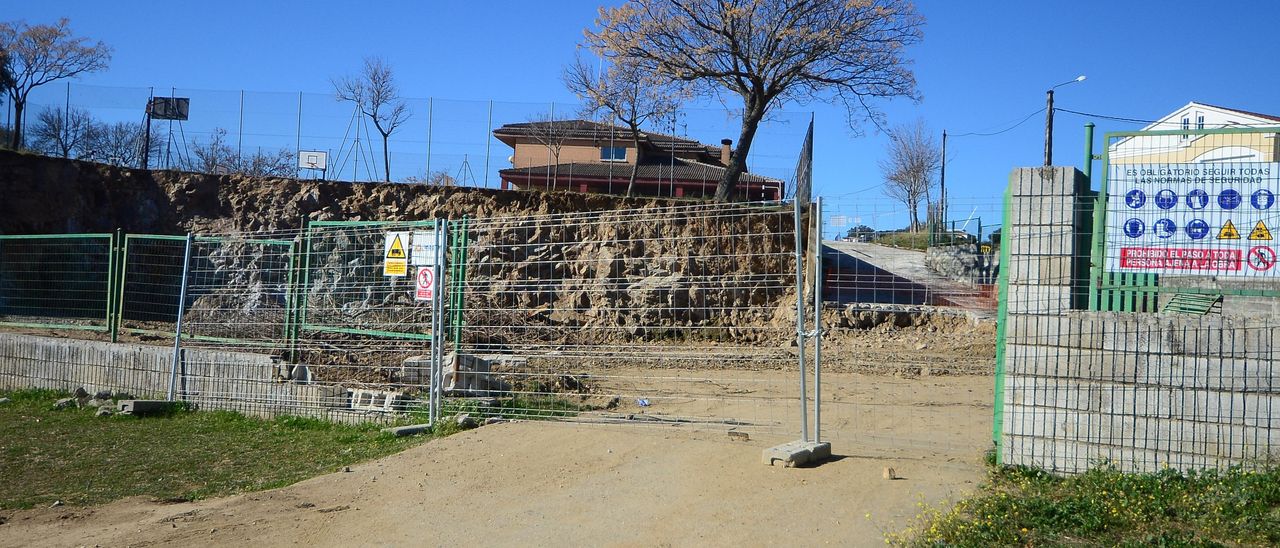 Obras que continúan paradas en el colegio San Miguel de Plasencia.