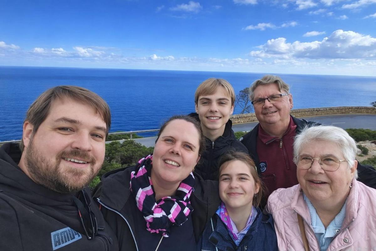Heidi Seifert (2.v.l.) mit ihrem Mann Heiko, den beiden Kindern und ihren Eltern Siegfried und Sigrid Blaskowitz bei einem Besuch auf Mallorca