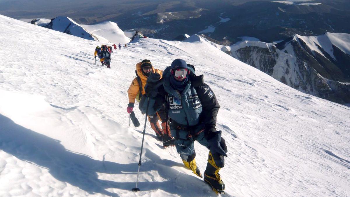 Alpinistas ascendiendo al Shisha Pangma
