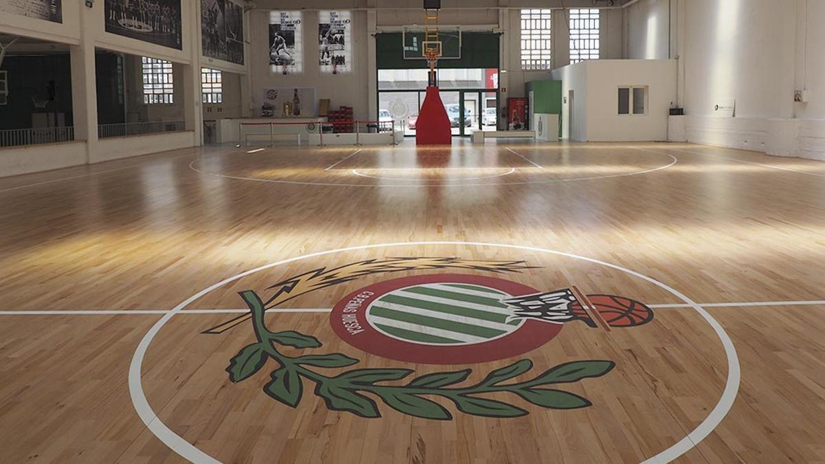 La pista central del Peñas Center con el escudo del club.