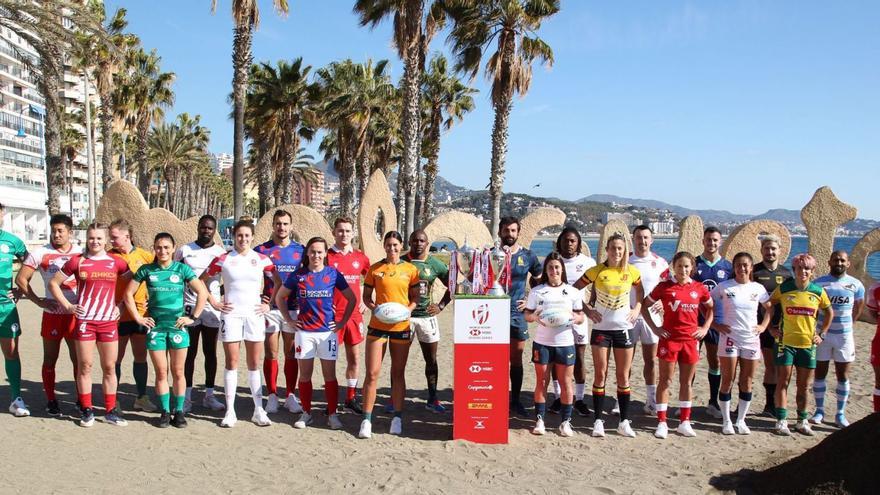 Los capitanes de las selecciones participantes se fotografían junto el trofeo de las HSBC Spain Sevens Series. | LA OPINIÓN