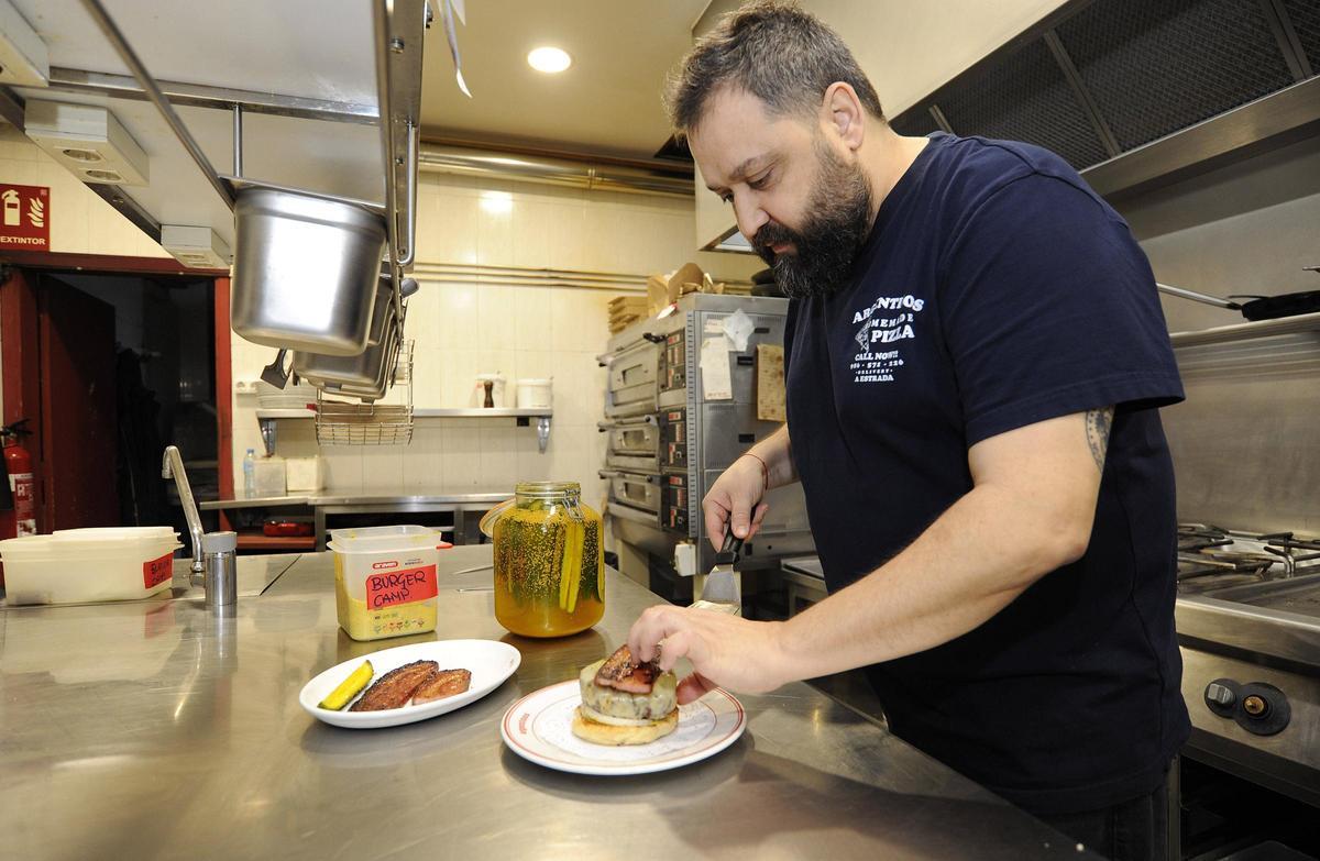 El hostelero, preparando para nosotros la "Tribeca Tavern".