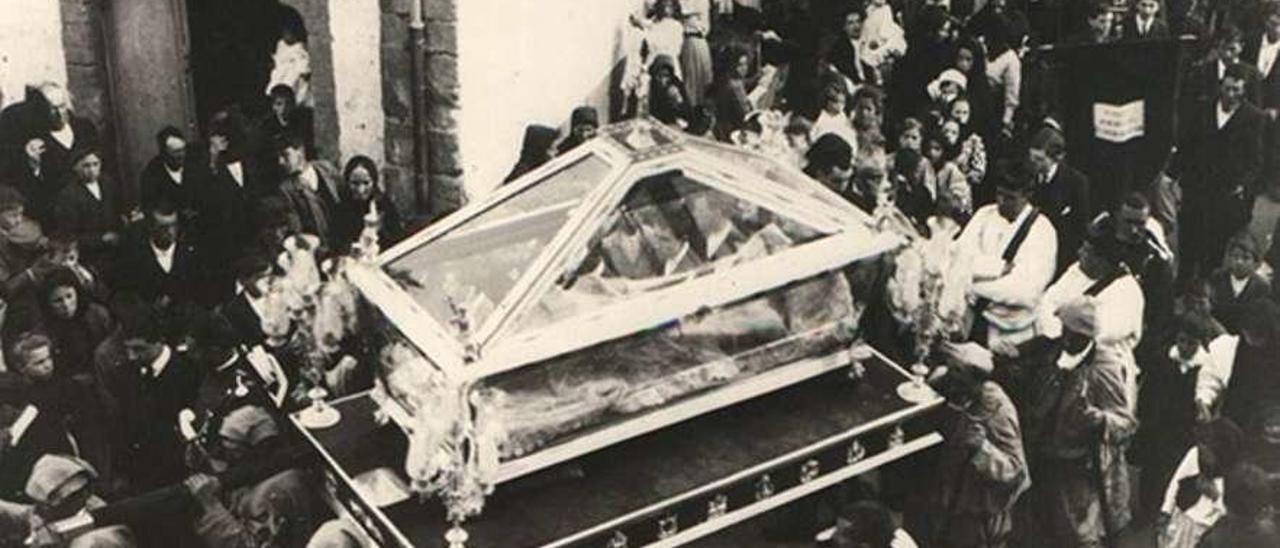 Imagen histórica de una procesión con el santo sepulcro en la Semana Santa de Villaviciosa.