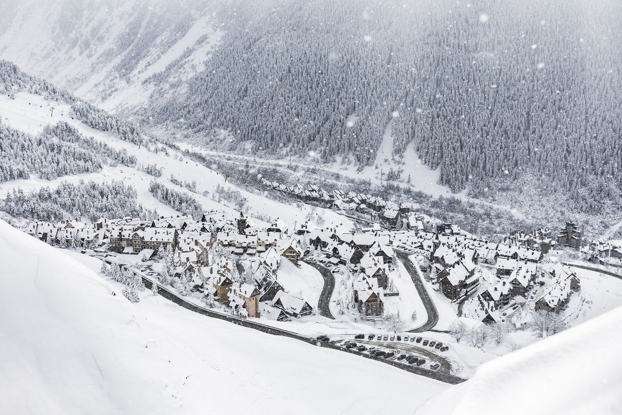 Es el pueblo más alto de todo el Valle de Arán, a menos de diez kilómetros de la estación de esquí de Baqueira.