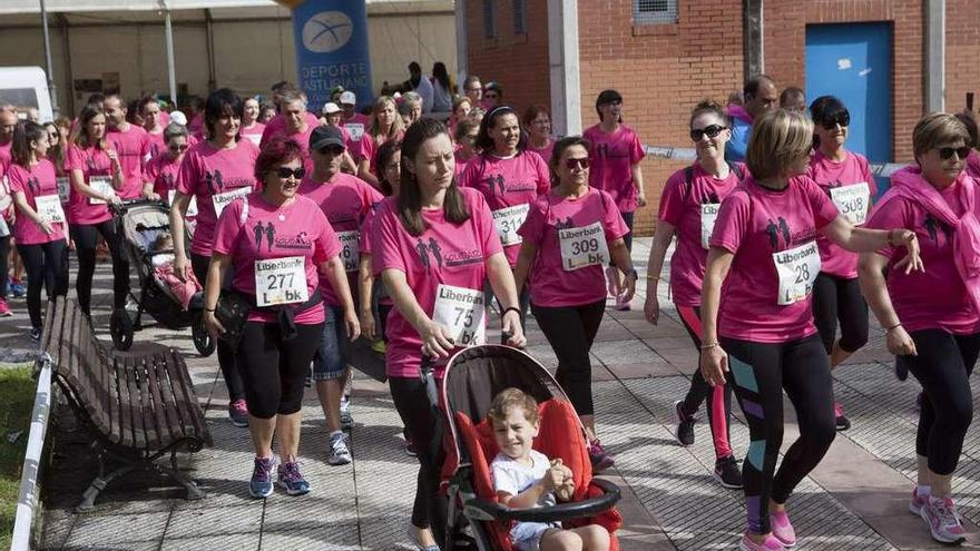 Participantes en la carrera solidaria de ayer por la mañana.