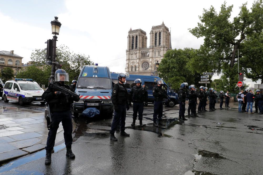 Ataque a un policía en Notre Dame