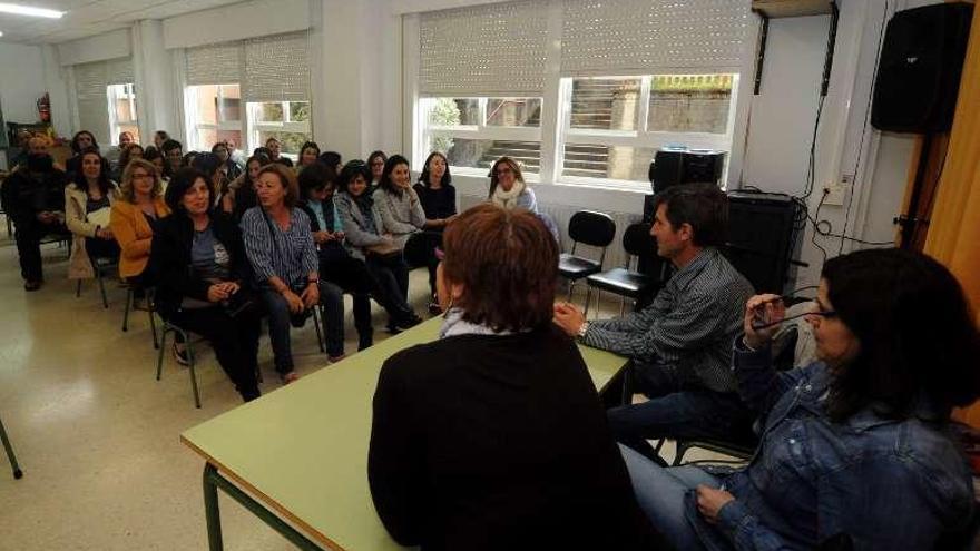 La reunión celebrada ayer en el colegio con los padres. // Iñaki Abella