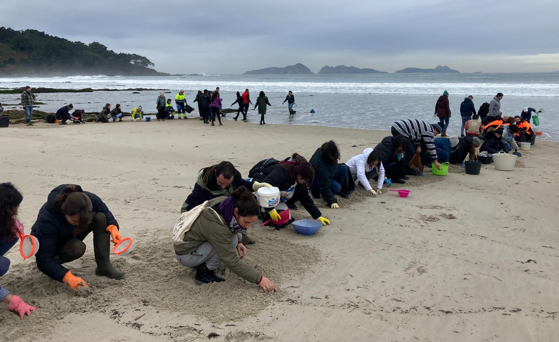 Galicia eleva la alerta para que el Estado intercepte en el mar "cientos de sacos de pellets" antes del sábado