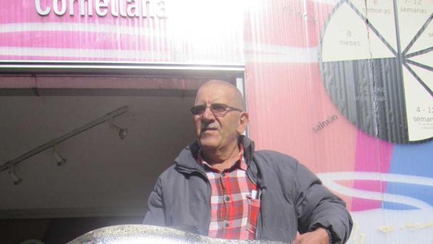 Enrique García, con su campanu, en el centro de precintaje de La Rodriga.