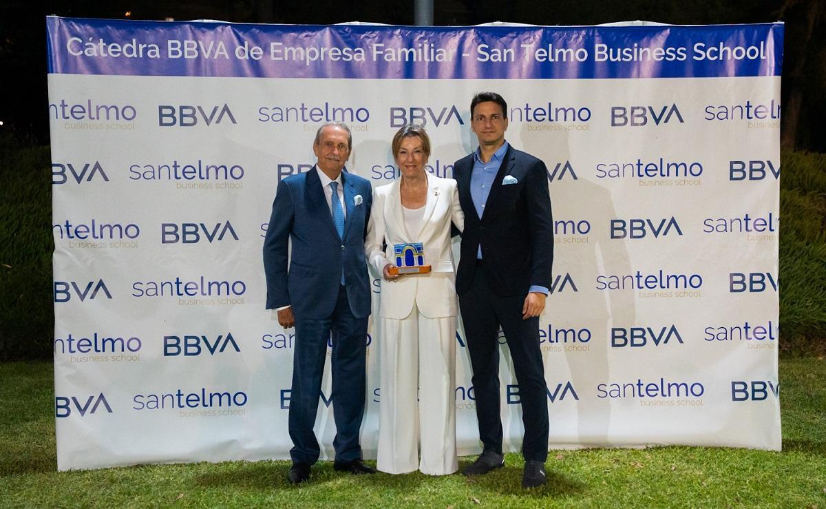 La presidenta de Hutesa, Mari Paz Hurtado, con Gregorio López y Javier López Hurtado.