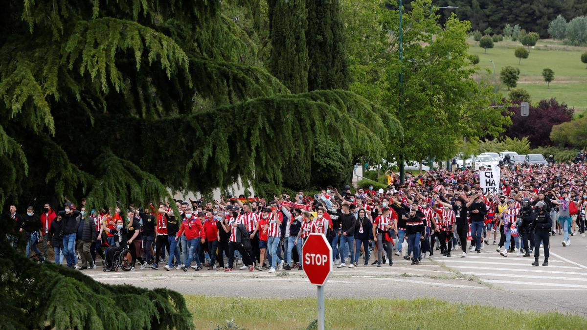 Cientos de aficionados del Atlético toman las calles