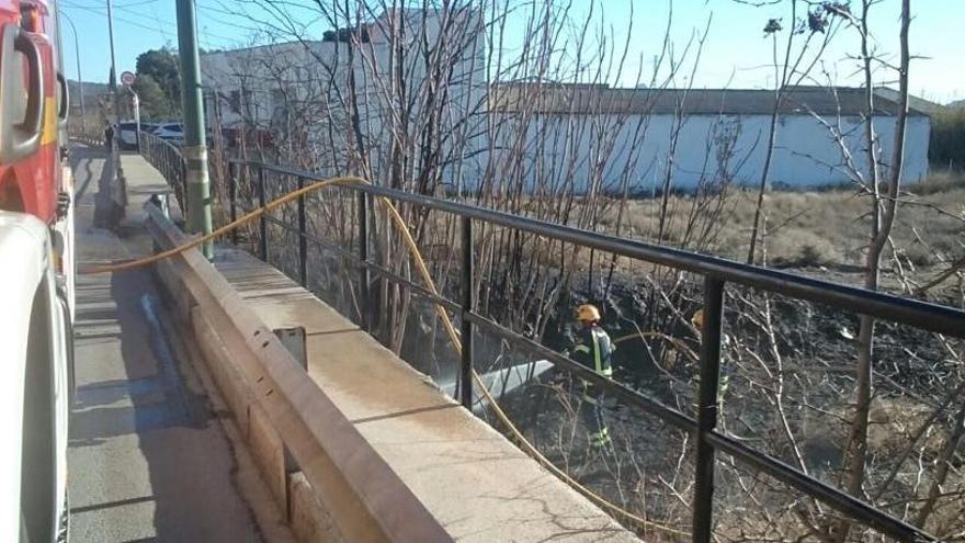 Los bomberos sofocando las llamas esta tarde