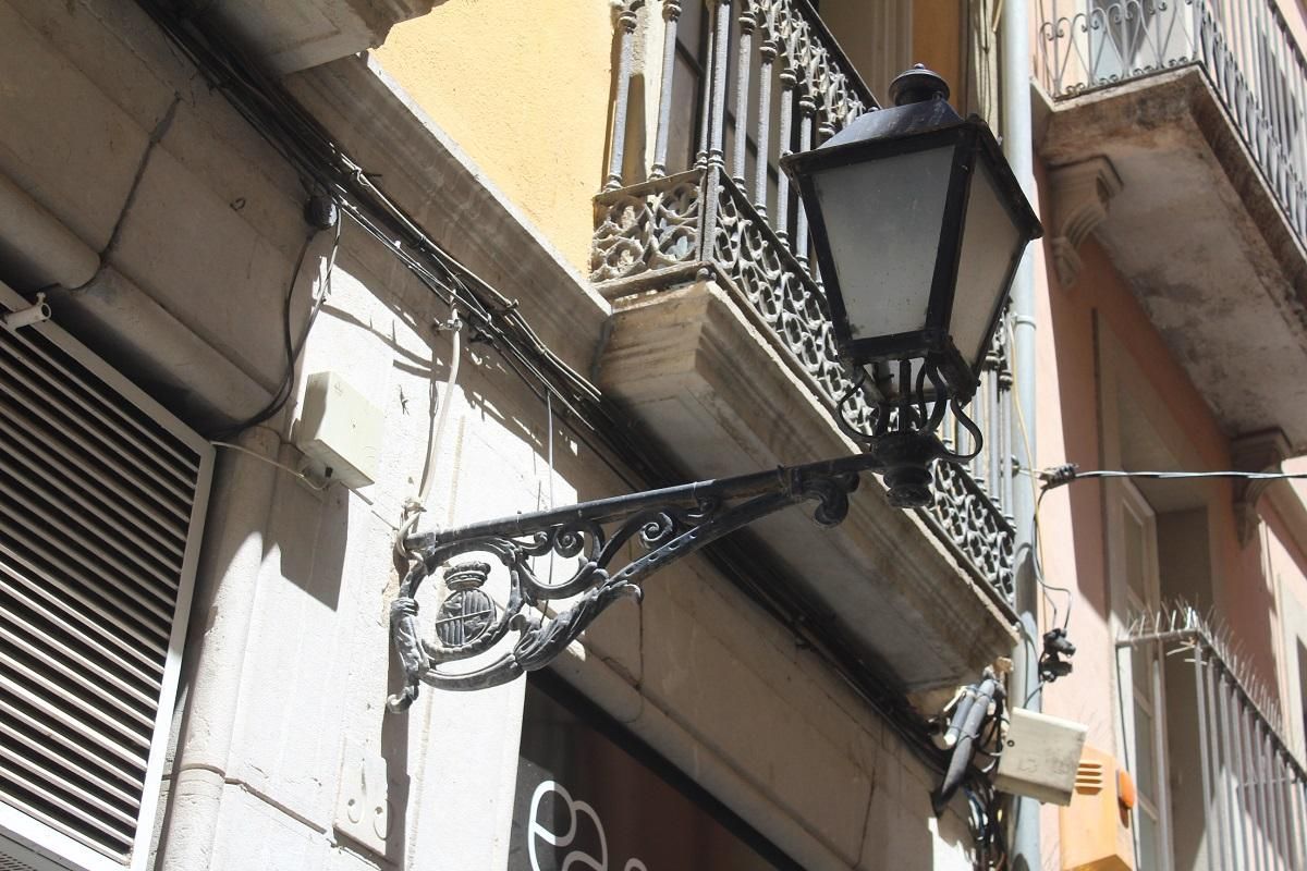 Un dels fanals antics del carrer Joan Maragall amb l'escut de Figueres