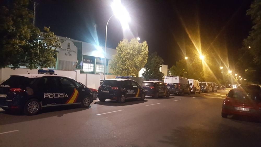 El campo del Calpe CF, sitiado por la Policía en busca de jugadores sin papeles