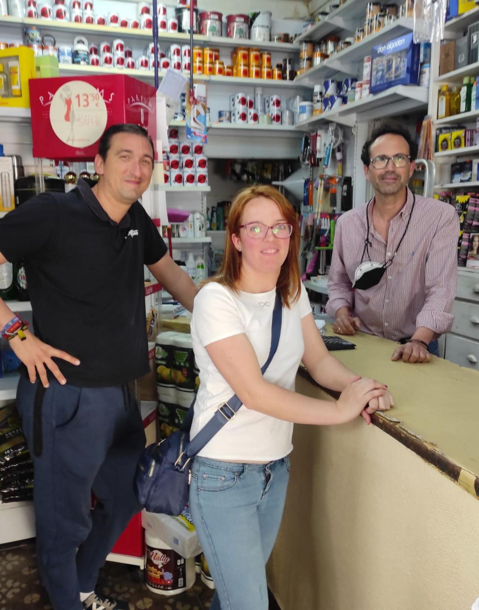 Antonio, en Droguerías Fuentes, con dos clientes.