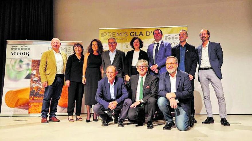 Foto de família dels premiats, representants de la patronal iautoritats | AECORK