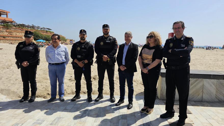 Orihuela rinde homenaje a dos policías que salvaron a cuatro bañistas