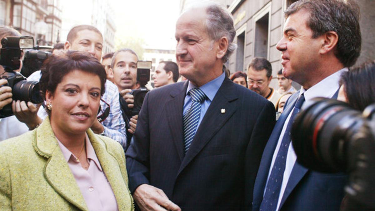 Juan Maria Atutxa (centro), junto a Kontxi Bilbao y Gorka Knorr, antes del juicio por desobediencia, en octubre del 2005 en Bilbao.