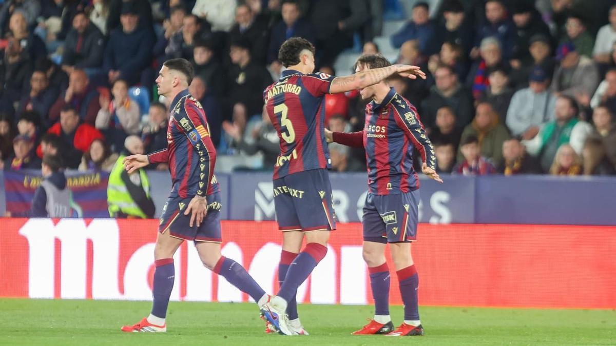 Los jugadores del Levante UD celebran uno de los goles contra el Real Oviedo