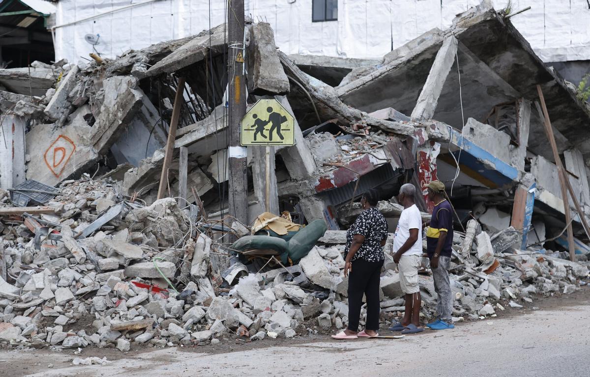 Personas observan un edificio destruido por el terremoto este miércoles, en Quibdó, Chocó, Colombia.