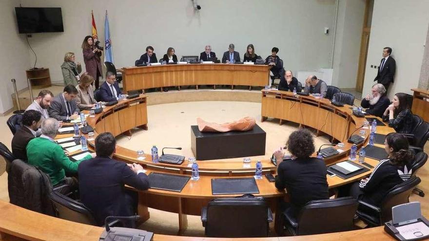 Formación ayer en el Parlamento gallego de la comisión para prevenir incendios.