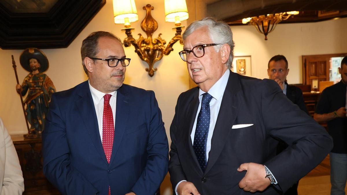 El comisionado del Corredor Atlántico, José Antonio Sebastián, junto al presidente de la Confederación de Empresarios de Galicia (CEG), Juan Manuel Vieites