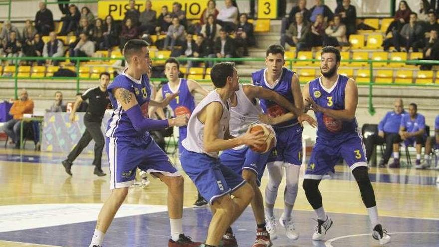 Un lance del partido de ayer en el Pazo. // I. Osorio