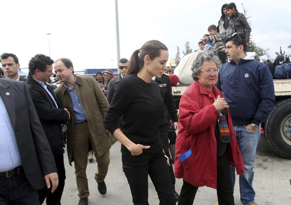 Angelina Jolie visitó varias instalaciones temporales de acogida de refugiados en Atenas y se reunió con el primer ministro, Alexis Tsipras, en su primera visita a Grecia como embajadora de buena voluntad del Alto Comisionado de las Naciones Unidas para los Refugiados (ACNUR).