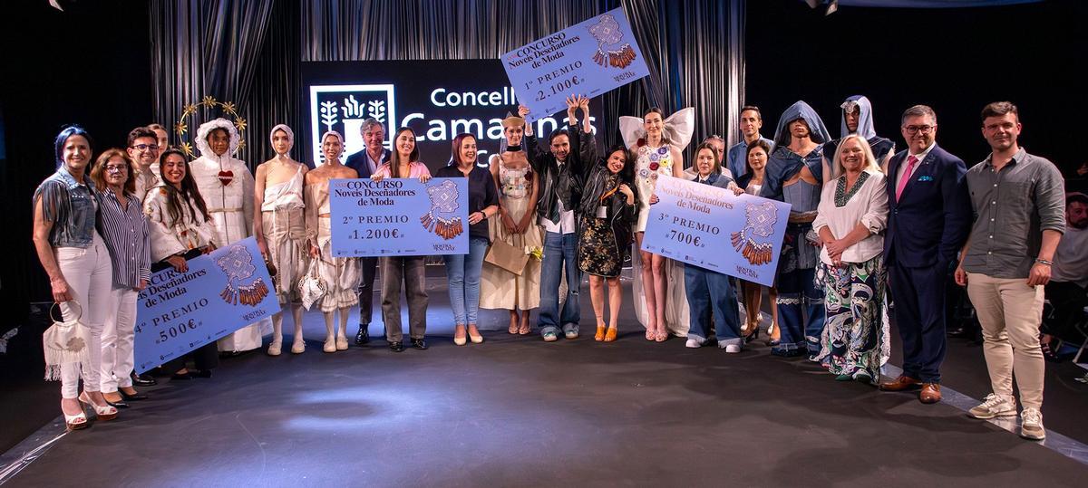 Alcaldesa, concelleiras e concelleiros cos premiados no certame.