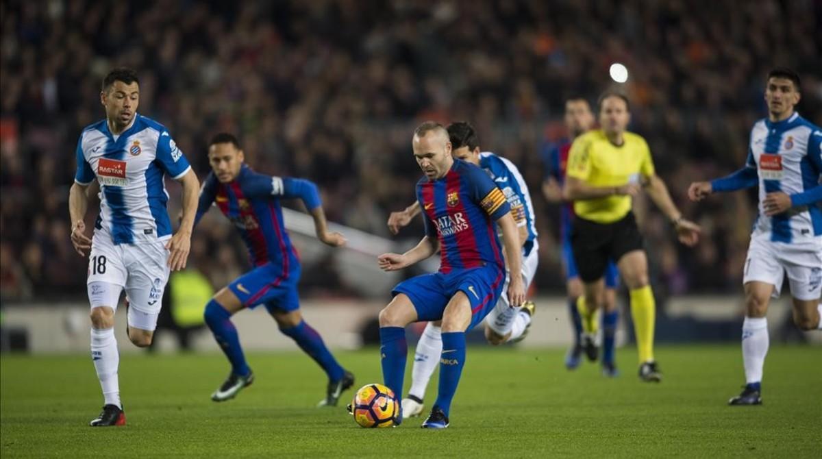 zentauroepp36662460 barcelona 18 12 2016 deportes iniesta asiste ant161218214226 zentauroepp36662460 barcelona 18 12 2016 deportes iniesta asiste ant161218214226