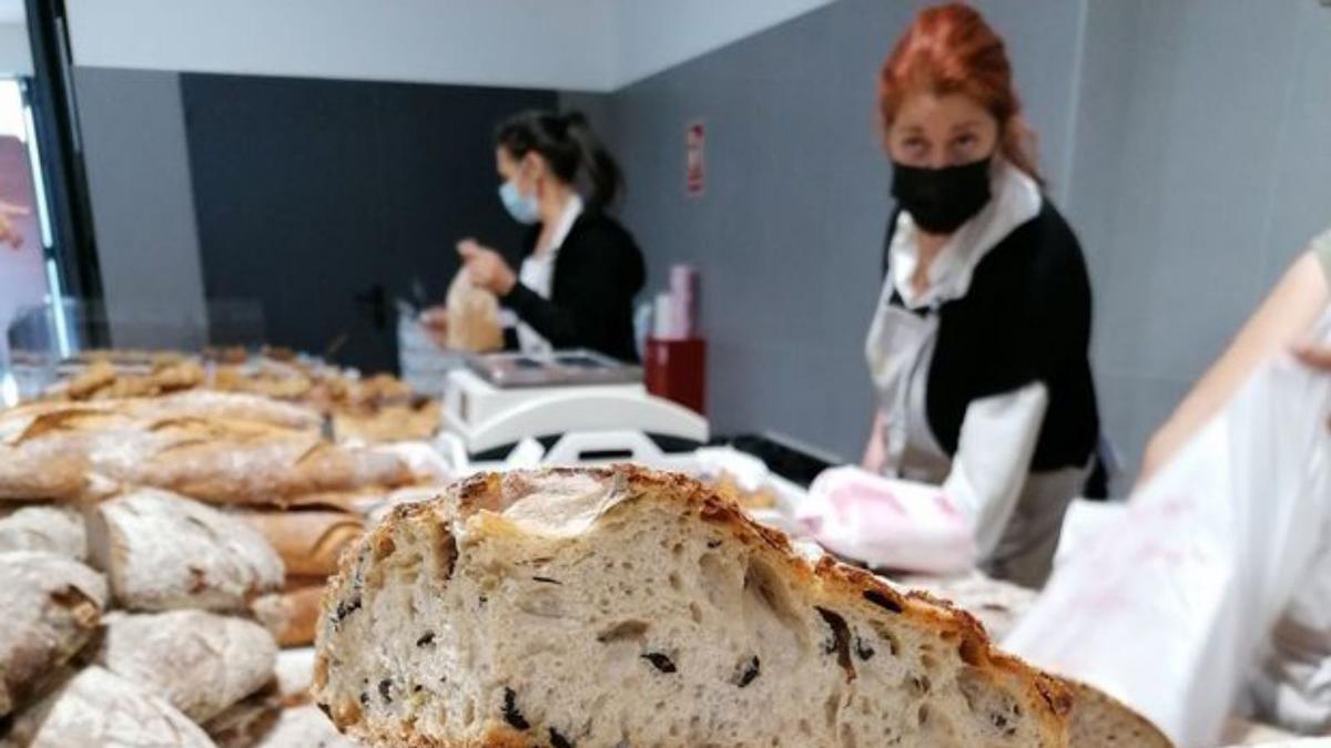 Fabiola Angeríz von der Panadería Lozano aus Palma verkauft seit elf Jahren galicische und mallorquinische Backware in Artà.