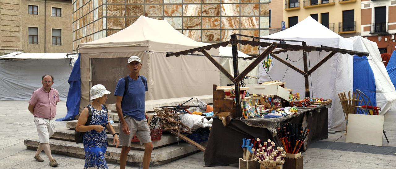 El montaje del Mercado Medieval de Zaragoza se ha iniciado ya para abrir sus puertas el 17 de junio.