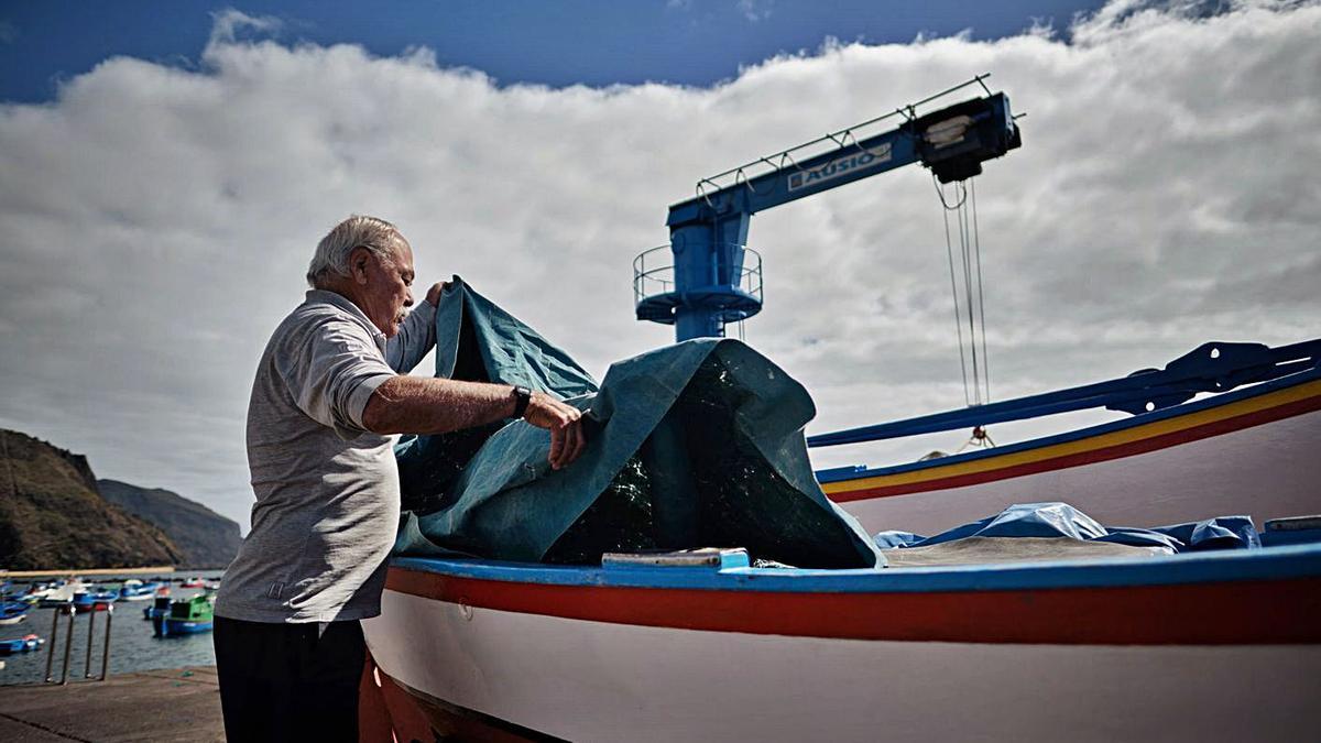 Un pescador junto a su barco en Las Teresitas.