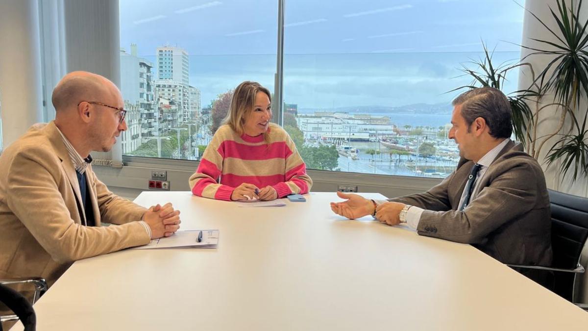 Reunión entre Rey, Tapias y Serrano, ayer, en la sede de la Xunta. |  