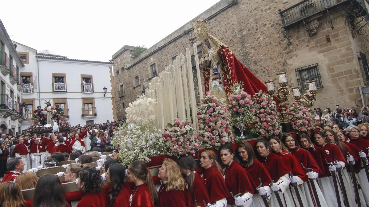 Las imágenes de la hermandad de la Sagrada Cena en el centro histórico de Cáceres.