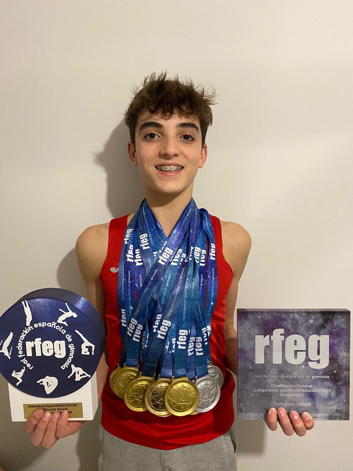 Víctor Laczko, posa con sus seis medallas de los campeonatos de España