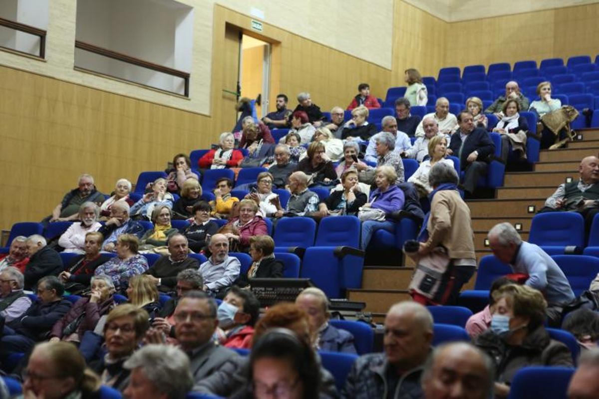 Público en el Salón Teatro de Lalín.   | // BERNABÉ/BÁRBARA CUÍÑA