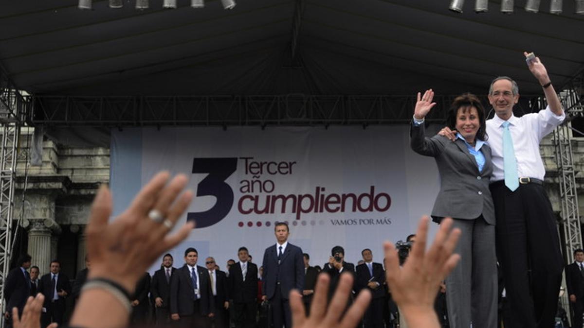 Álvaro Colom y su esposa, Sandra Torres, durante un mitin en Ciudad de Guatemala, el pasado 14 de enero.