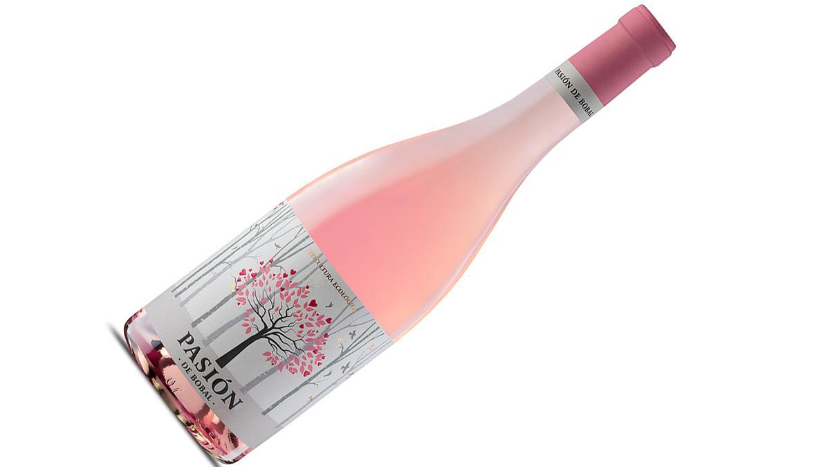 El rosado de Sierra Norte, elaborado con uvas Bobal de la DO Utiel-Requena, destaca por su color rosa pálido y aromas de fruta roja.
