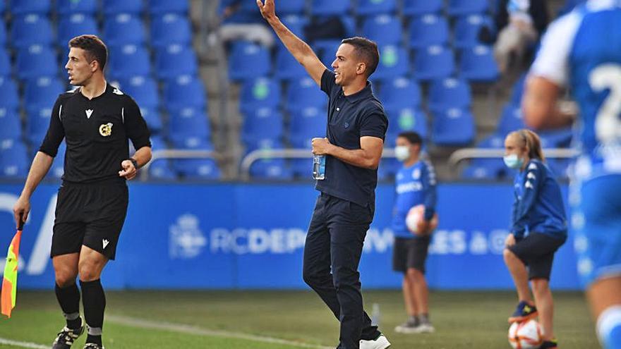 Borja Jiménez da instrucciones en la banda de Riazor. |   // C. PARDELLAS