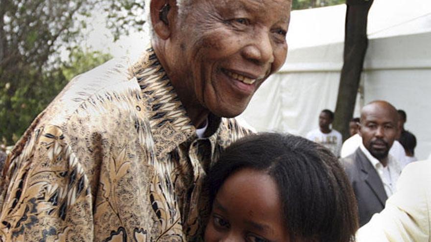 Zenani Mandela abraza a su bisabuelo, el ex presidente de Sudáfrica Nelson mandela