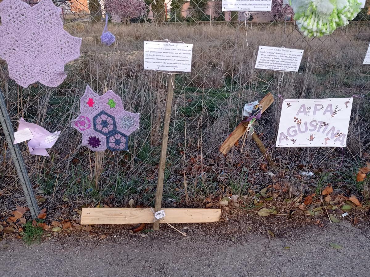 Los carteles y elementos decorativos han sido elaborados por niños y asociaciones del barrio.