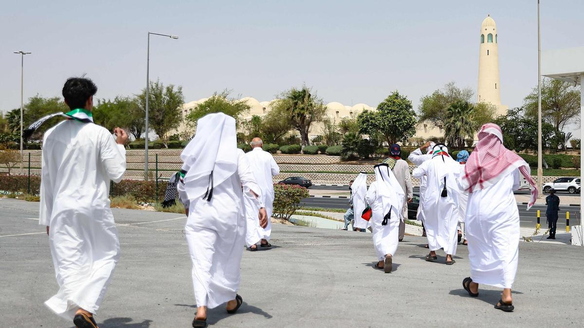 La gente acude a la mesquita en Doha para funeral del líder de Hamás el 2 de agosto