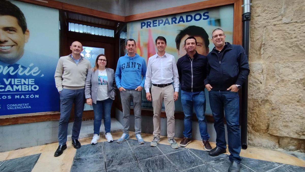 El candidato Marcos Sanchis y miembros del PP con representantes de las autoescuelas.