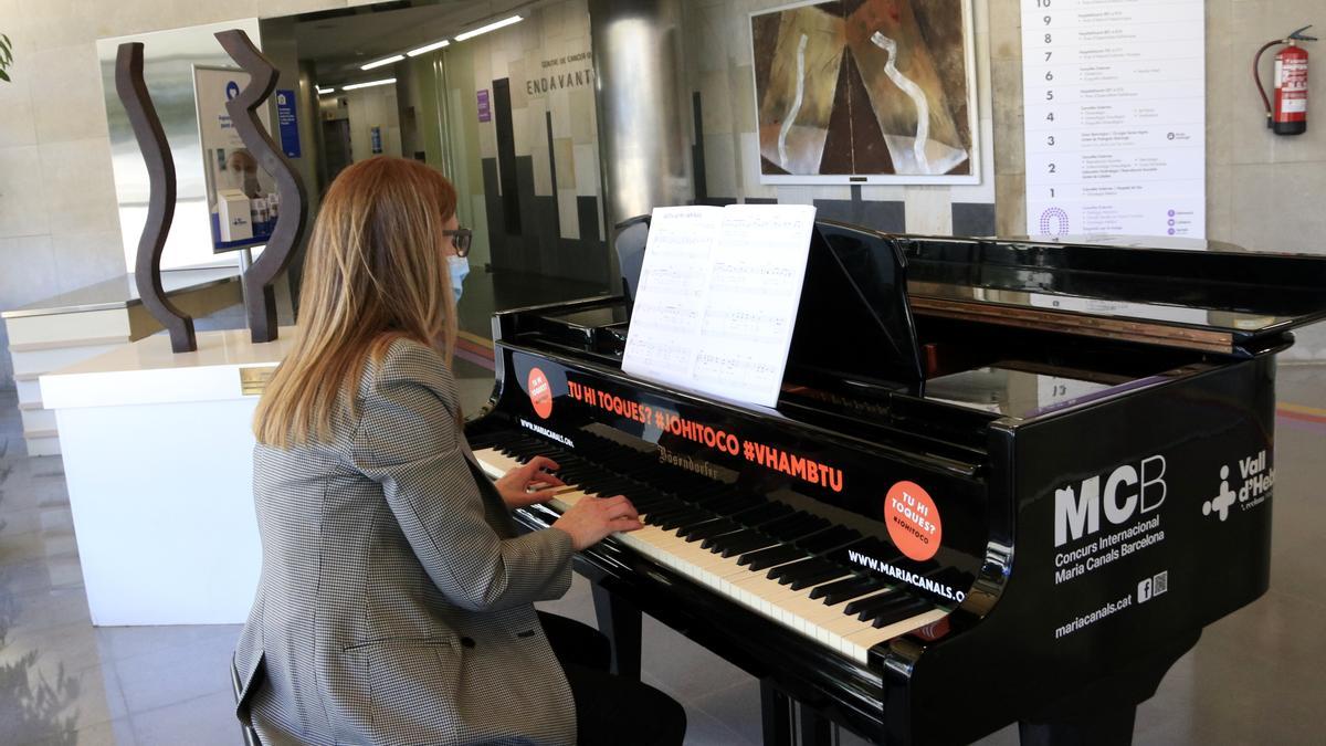 Imma Paulo, pacient de Vall d&#039;Hebron amb la malaltia de Parkinson, tocant el piano que hi ha a l&#039;Hospital Infantil i el de la Dona; instrument que va aprendre a tocar després del diagnòstic