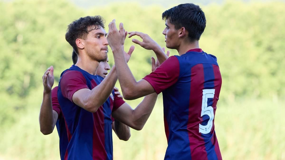 Gerard Martín celebra un gol del Barça Atlètic con Diego Percan