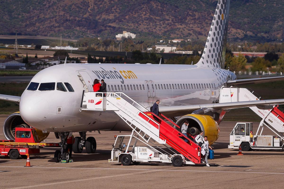 Desembarque de pasajeros de uno de los vuelos de Vueling desde Barcelona.